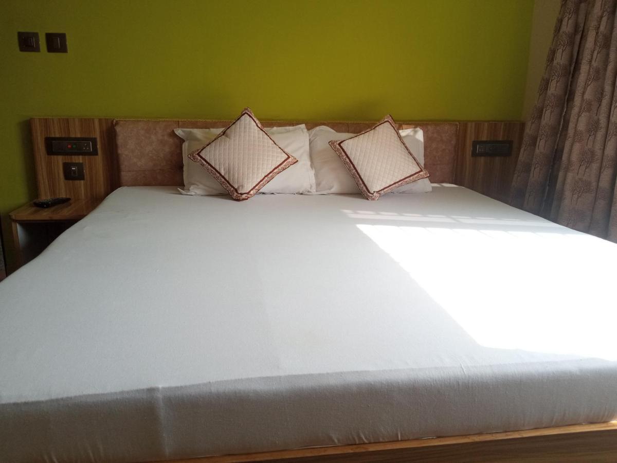 Airport Lodge Силигури Экстерьер фото